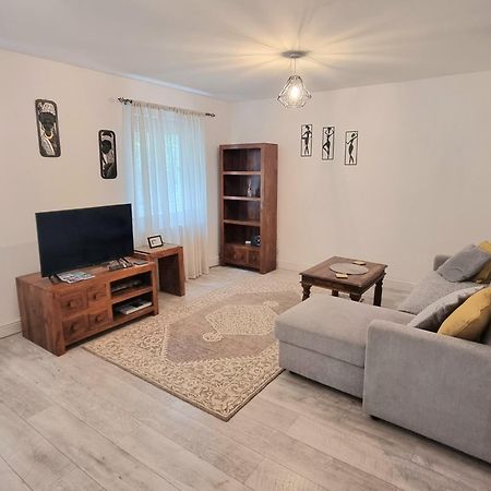 Spacious Two Bedroom Apartment With One Parking Space Thame Exterior foto